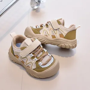 Détail de chaussures de sport pour bambins avec maille respirante et semelles en caoutchouc