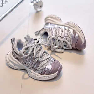 Gros plan sur les détails en mesh respirant et cuir de la basket lilas pour petites filles