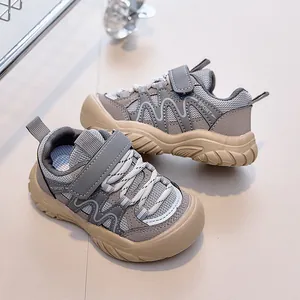 Détail de la maille respirante et de la sangle velcro sur les baskets pour tout-petits