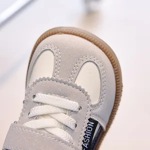 Détail de baskets pour enfants avec coutures en daim et fermeture velcro ajustable