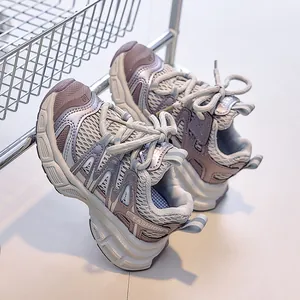 Détail de la basket chunky gris violet avec mesh respirant et lettrage fashion élégant