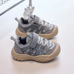 Détail de chaussure de sport enfant avec mesh respirant et bout renforcé