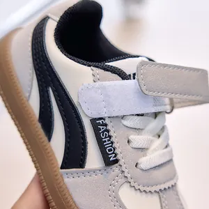 Détail des baskets enfants avec empiècements en daim et semelle en gomme caramel