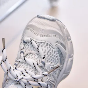 Détail du tissu en maille respirante et des accents argentés sur ces baskets enfants