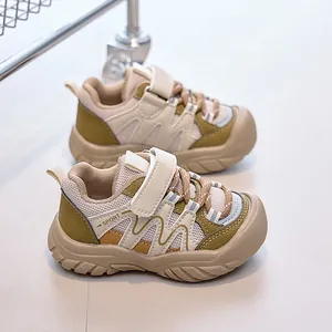 Détail de baskets pour enfants en mesh avec velcro et semelle antidérapante en kaki
