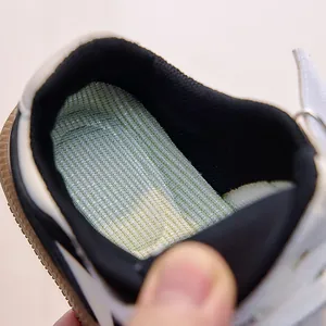Vue détaillée de l'intérieur de chaussure enfant avec maille respirante et semelle rembourrée