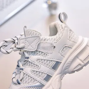 Détail de la maille respirante et du cuir sur ces baskets blanches pour enfants