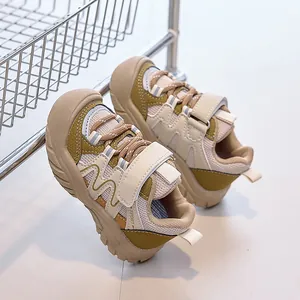 Détail de baskets de plein air pour enfants avec mesh respirant et patchwork olive
