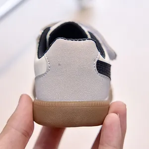 Détail de chaussures pour enfants avec semelles en gomme et patchs en cuir au talon