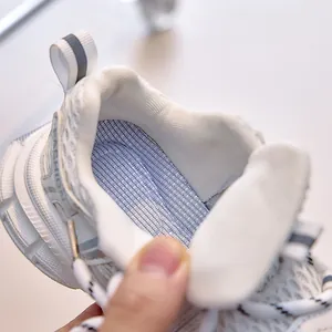 Détail macro de baskets pour enfants en mesh respirant avec finitions argentées