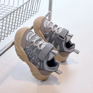 Détail de la semelle en caoutchouc antidérapante et du mesh respirant pour chaussures enfant