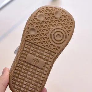 Détail de la semelle en caoutchouc caramel pour chaussures enfants avec texture antidérapante
