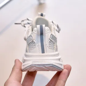 Vue arrière détaillée de baskets blanches pour enfants avec semelles épaisses amortissantes