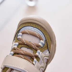 Détail du dessus en mesh kaki et de l'embout de protection sur les baskets pour enfants