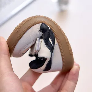 Détail montrant la semelle en caoutchouc ultra-flexible des baskets pour enfants