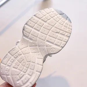Détail de la semelle EVA antidérapante avec motifs et taille 26 pour baskets enfants