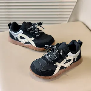 Detailweergave van vintage kindersneakers met gummizool en getextureerde zwarte stof