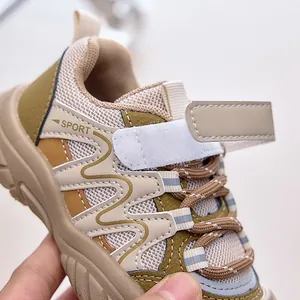 Détail de baskets d'extérieur pour tout-petits avec velcro et design patchwork rétro