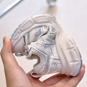 Détail montrant la grande flexibilité et souplesse de la basket respirante pour enfants