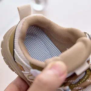 Détail de la doublure en mesh respirant et du col de talon rembourré pour chaussure enfant