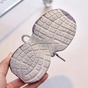 Vue détaillée de la semelle antidérapante de baskets pour enfants avec taille 26 moulée