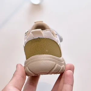 Détail arrière de baskets pour tout-petits avec maille respirante et semelle antidérapante