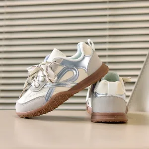 Detail van vintage kindersneakers met zilveren afwerking en rubberen zool