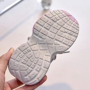 Gros plan de la semelle antidérapante avec taille 26 pour baskets enfants respirantes