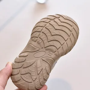 Vue macro détaillée de la semelle antidérapante en caoutchouc marron, taille enfant 22