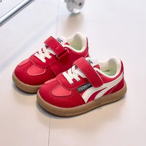 Baskets rouges pour enfants avec détails de vagues blanches et semelle en gomme