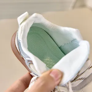 Detailweergave van kindersneakers met groene dempende inlegzolen en rubberen loopzool