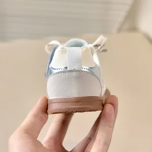 Detailweergave van de hiel van kindersneakers met zilveren accenten en rubberen zool