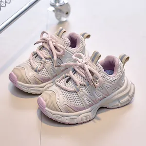 Modische atmungsaktive Mesh-Kinderschuhe in Creme und Lavendel mit gedämpfter Sohle