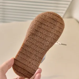Gedetailleerde macro van de bruine antislip rubberen zool voor kindersneakers maat 27