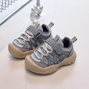 Baskets respirantes en mesh pour tout-petits, gris et beige, avec fermeture velcro souple