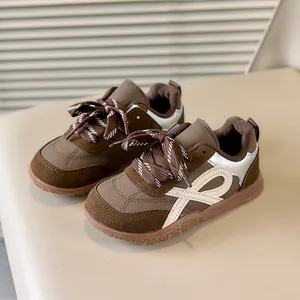 Retro bruine kindersneakers met suède details en antislip rubberen zool voor dagelijks