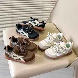 Vintage kindersneakers in zwart bruin en beige met antislip rubberen zolen