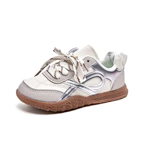 Retro sneakers voor kinderen van beige en grijs leer met antislip rubberen zool en design