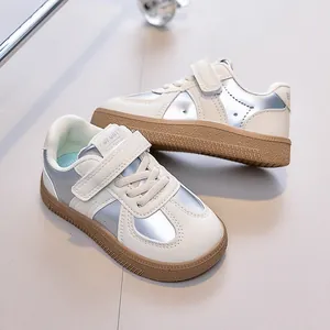 Détails des baskets pour enfants avec empiècements argentés et semelle en caoutchouc