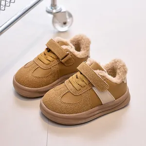 Winter fleece-lined kids sneaker in brown leather with warm faux fur and velcro strap