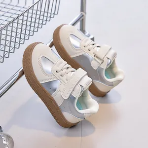 Détails de baskets pour enfants avec semelle en caoutchouc et finition argentée
