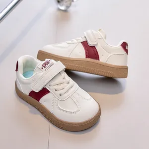 Détails de baskets blanches pour enfants avec rayures bordeaux et semelle en gomme