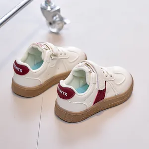 Détail de baskets pour enfants montrant la semelle antidérapante et le velcro