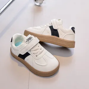 Détail de baskets enfant avec fermeture velcro et semelle en gomme antidérapante