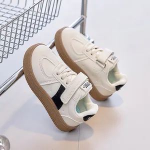 Vue détaillée des baskets pour enfants montrant le velcro et la semelle en gomme