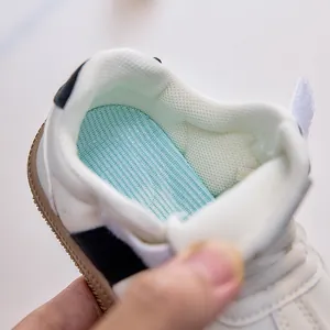 Détail de la semelle intérieure en maille respirante et doublure de baskets enfants