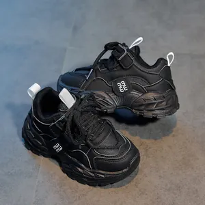 Détail de baskets noires pour enfants avec tige en maille et fermeture velcro