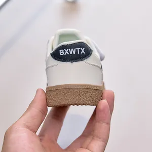 Détail du talon de basket enfant avec empiècement cuir bleu et semelle antidérapante