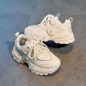 Détail de baskets beige pour enfants avec fermeture velcro et empiècements en mesh