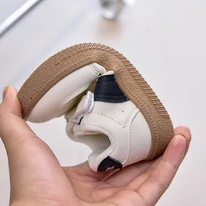 Gros plan montrant la flexibilité extrême de la semelle en caoutchouc de ces baskets enfant